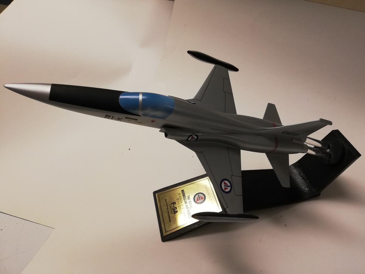 Modell av F-5A gitt til Luftforsvaret av Northrop Grumman. 30 års service.