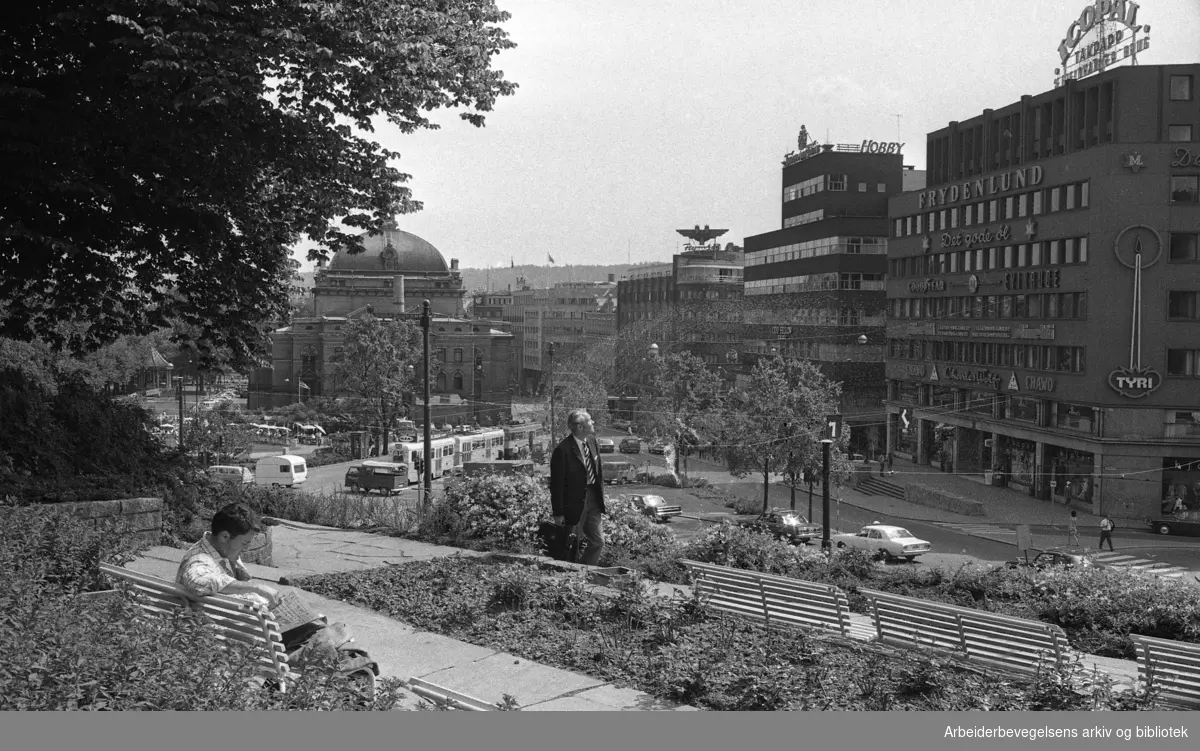 Nationaltheatret og Stortingsgaten, sett fra Abelhaugen..Juli 1970..