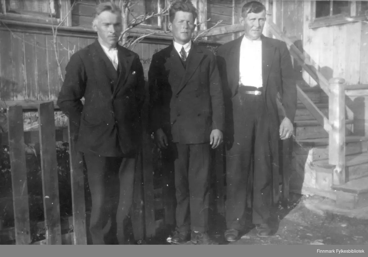 Tre menn foran havnefogd Nilsen sitt hus i Salttjern. Bildet er tatt før krigen.