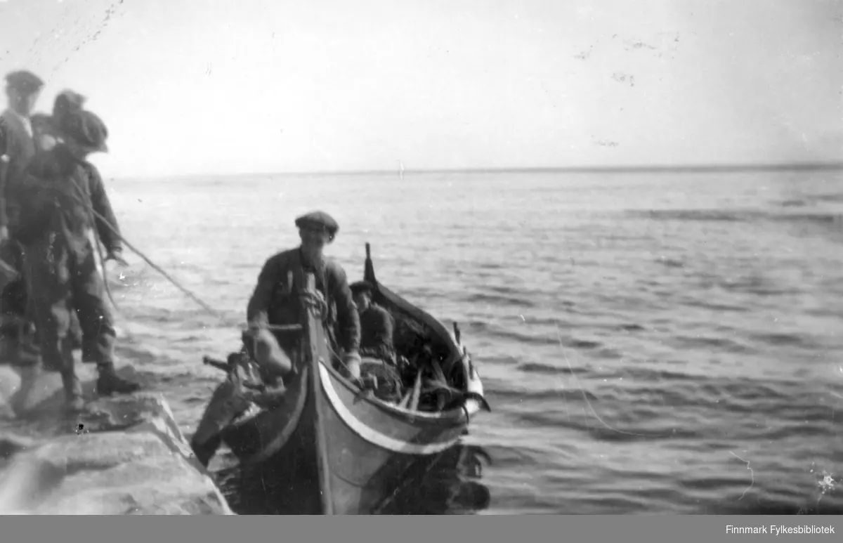 (Norlands?)båten kommer ved moloen i Salttjern.