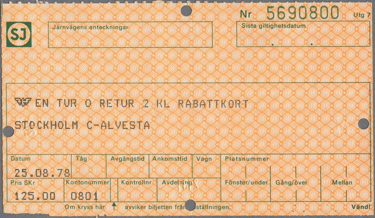 En tur- och returbiljett i 2:a klass, rabattkort,  för sträckan Stockholm C och Alvesta. Priset för biljetten är 125 kronor. På baksidan finns reseinformation i grön text. Biljetten är klippt.