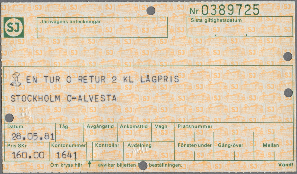 En tur- och returbiljett i 2:a klass, lågpris, för sträckan Stockholm C till Alvesta. Biljettens pris är 160 kronor. På baksidan finns reseinformation i grön text. Biljetten är klippt.