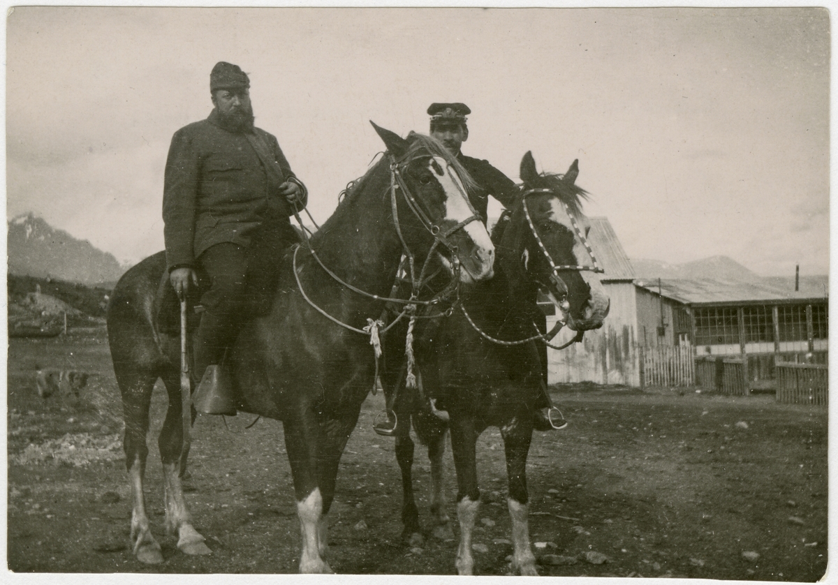 Axel Klinckowström och argentinske löjtnanten Gomez till häst. Ushuaia, Eldslandet / Tierra del Fuego.