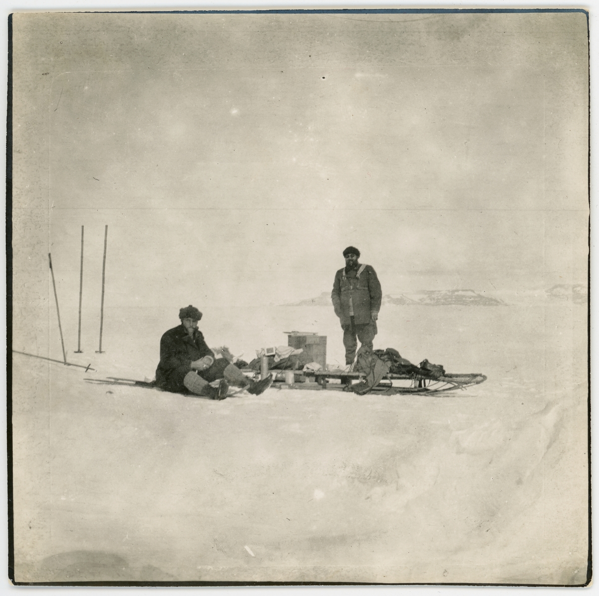 Antarktiska undsättningsexpeditionen. Lunchpaus på turen till Snow Hill den 4 december 1903. Löjtnant Axel Blom (t v) och Axel Klinckowström.