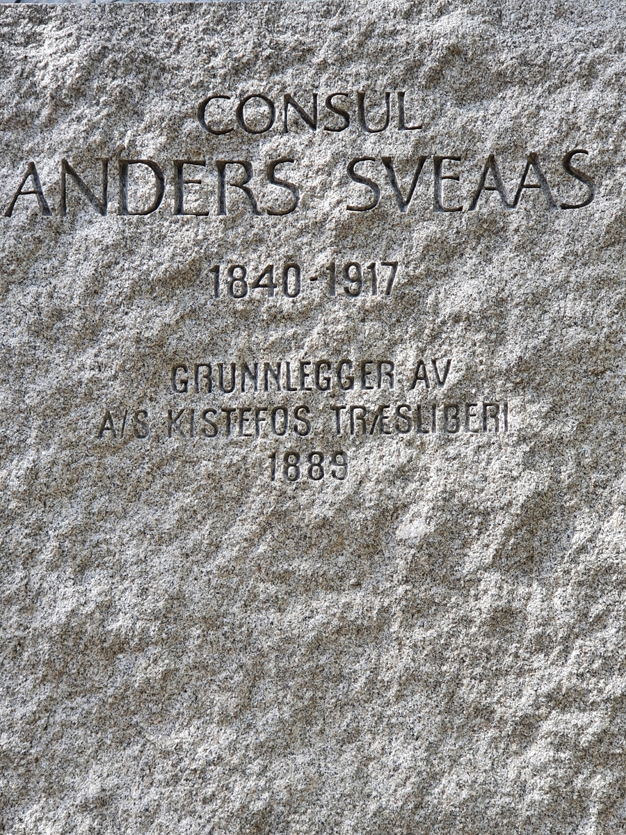 Bysten forestiller konsul Anders Sveaas som grunnla A/S Kistefos Træsliberi i 1889.