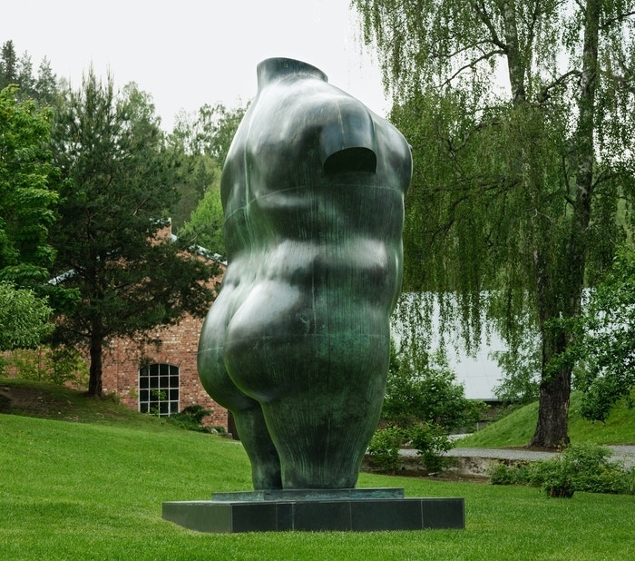 Frodig og overdimensjonert kvinnetorso. Mangler hode armer, legger og føtter.