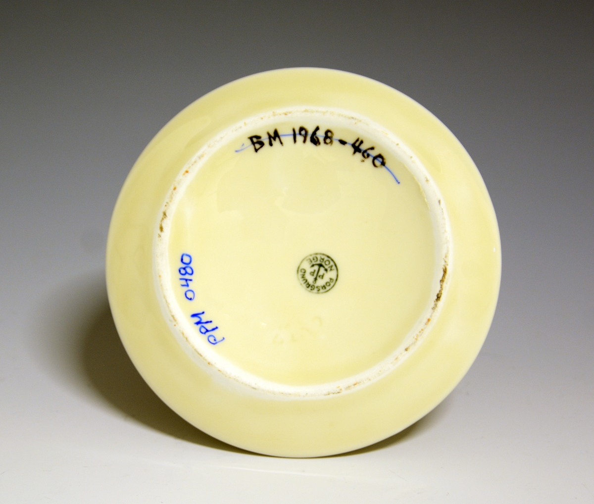 Prot: Liten vase av porselen. Lav kjegleform med skrå sider inn mot en mindre fotrand. Halsen har avkuttet kjegleform.
Nora Gulbrandsens modell 2132, tegnet i 1935.