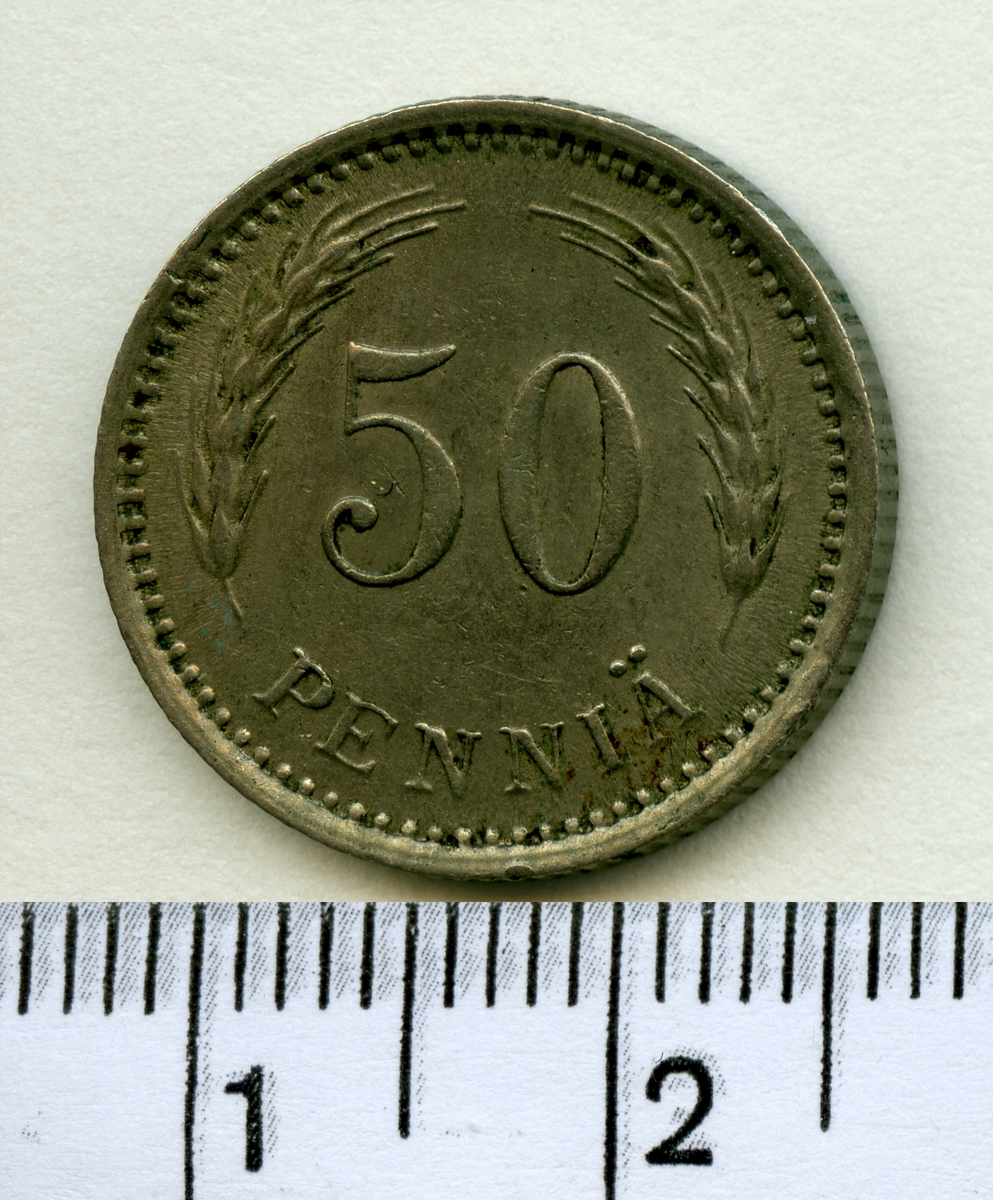 50 Penniä 1921 Finland Kaarlo Juho Ståhlberg.

2 st mynt ifrån Finland av samma valör.