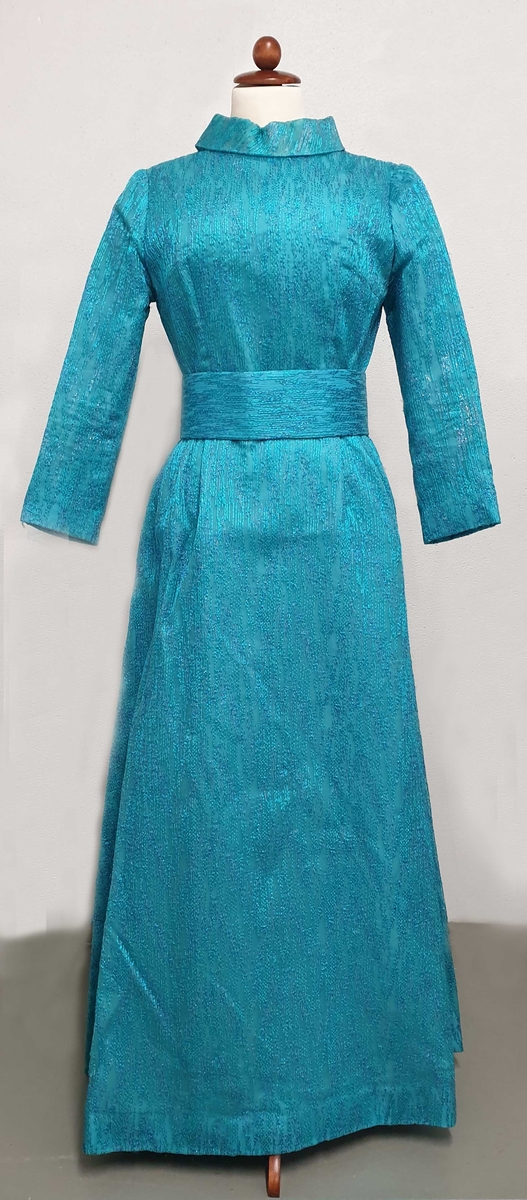 Turkis sid kjole av kunstsilke med blått metallskimmer