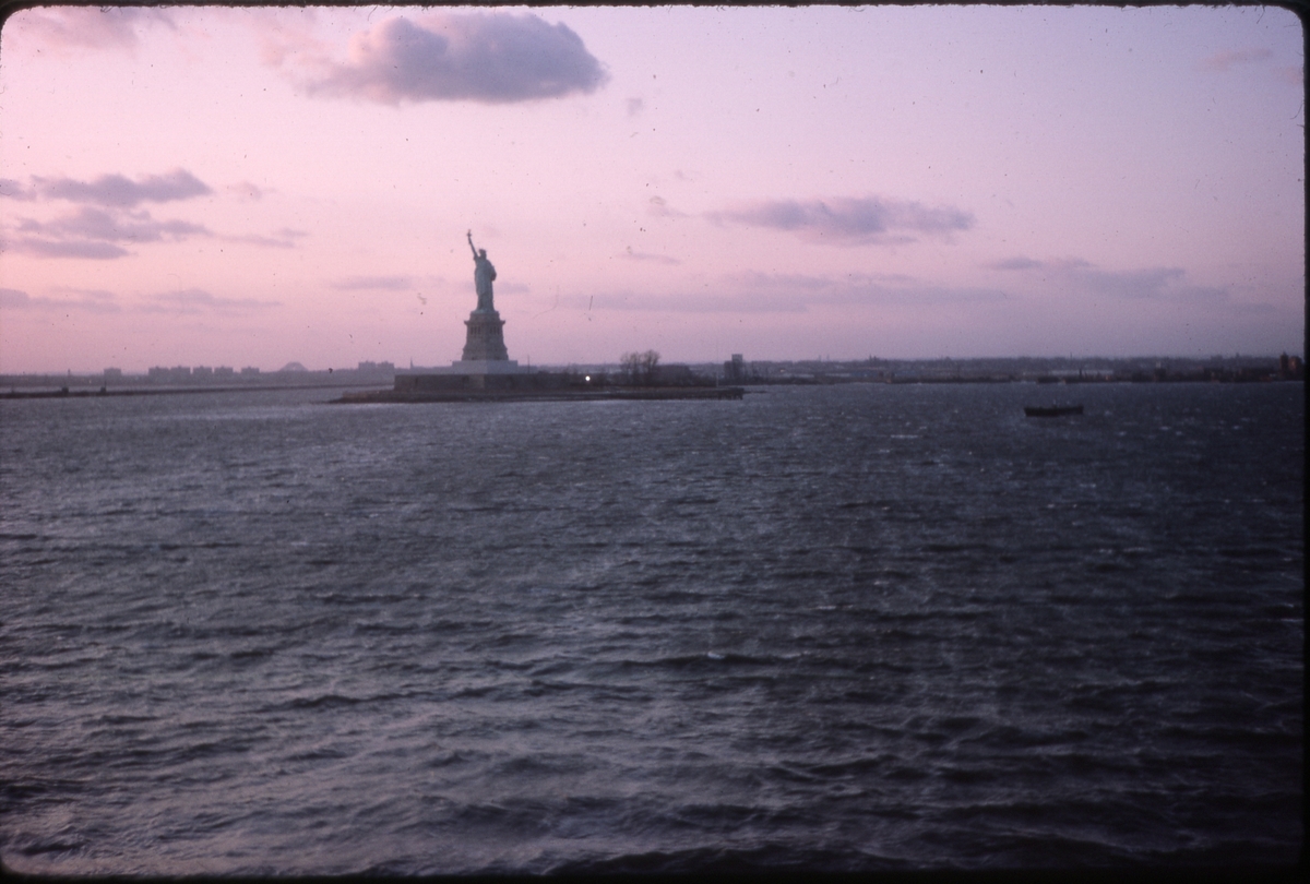 Frihetsgudinnen ved New York, med rødlig himmel i bakgrunnen. 'Sagafjord' Around The World via Africa Cruise 1966.