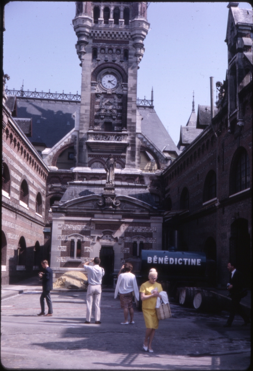 Mennesker foran klokketårnet i det Benediktinske Palass i Le Havre, Frankrike. 'Sagafjord' Spring Cruise to Europe 1966.