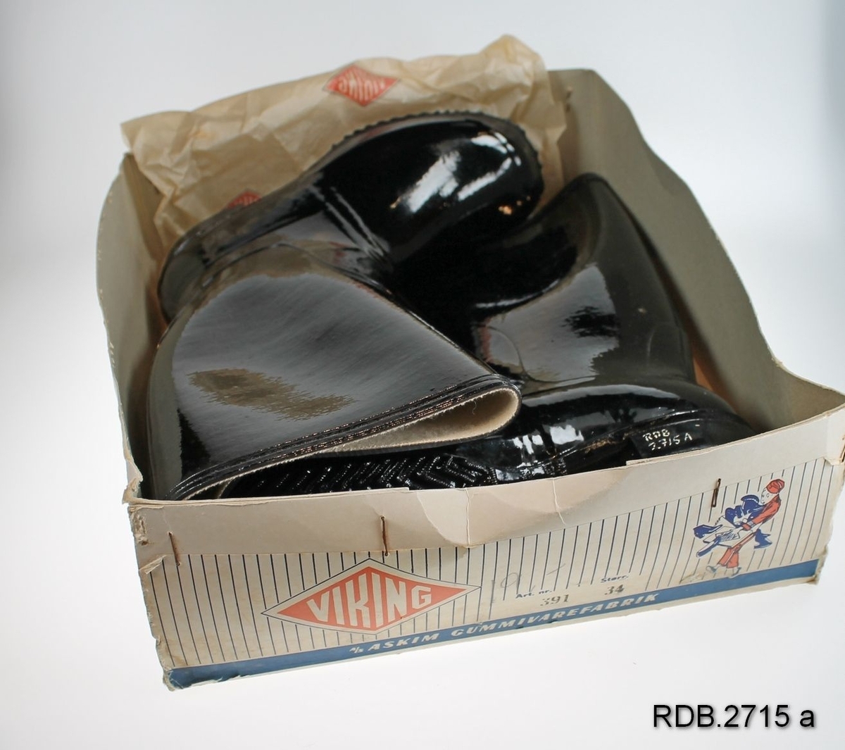 Et par nye, svarte Viking gummistøvler str. 34. Støvlene er fôra med beige stoff. Støvlene er innpakket i papir og ligger i originaleske. Rengjøringsanvisning av gummifottøy ligger i eska.