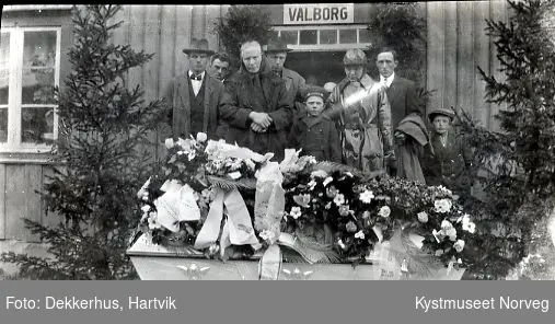 Valborg Ofstads begravelse. Alvhild Ofstad, Reidar Ofstad, Kristianna og Hans Kiil ellers ukjente