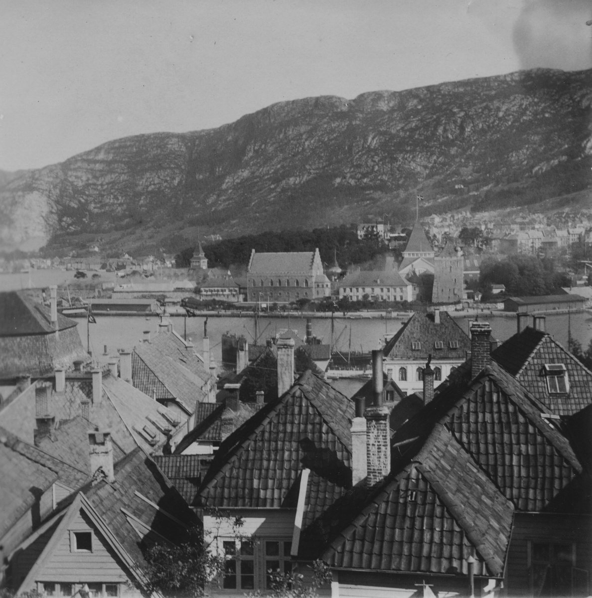 Bergen. Utsikt fra Nordnes mot Vågen og Bergenhus festning og Bergensutstillingen i 1910.