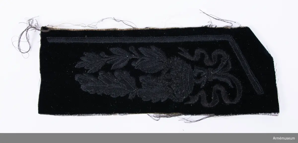Broderi till krage i svart sammet med broderi av svart cordonnesilke föreställande lövverk och krona.