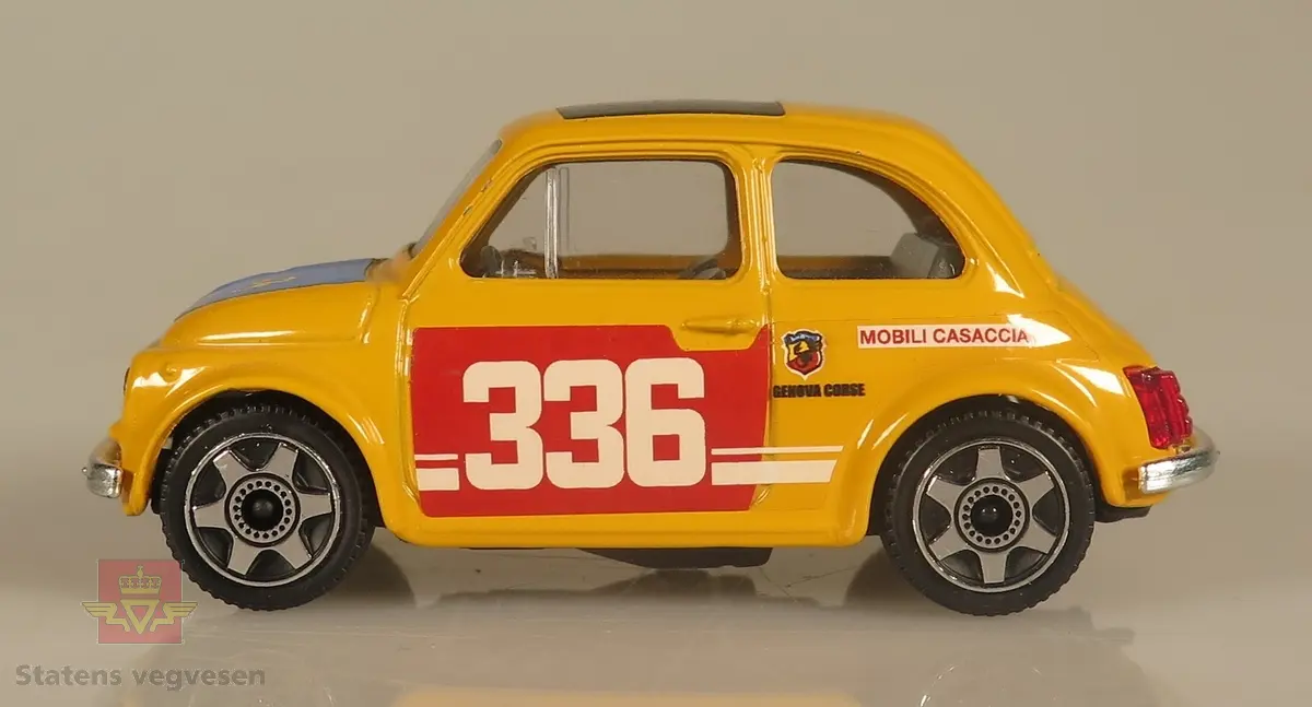 Primært gul modellbil laget av plast. Skala: 1:43