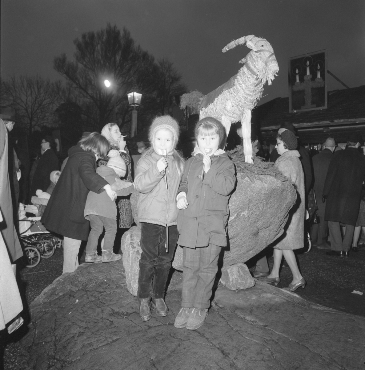 2:a Advent Skansens julmarknad. Barn vid halmbock.