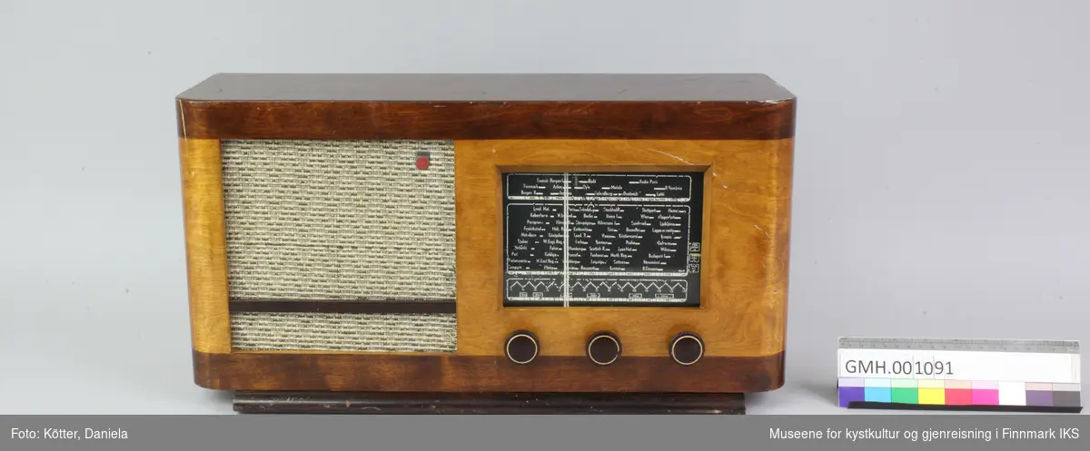 Radioens korpus er laget av transparent lakkert finérbelagd kryssfinér. Sidene foran er avrundet. På venstre side befinner det seg den tekstildekkete  høyttaler, til høyre er det skalaen for radiostasjonene og tre runde knapper under den. 