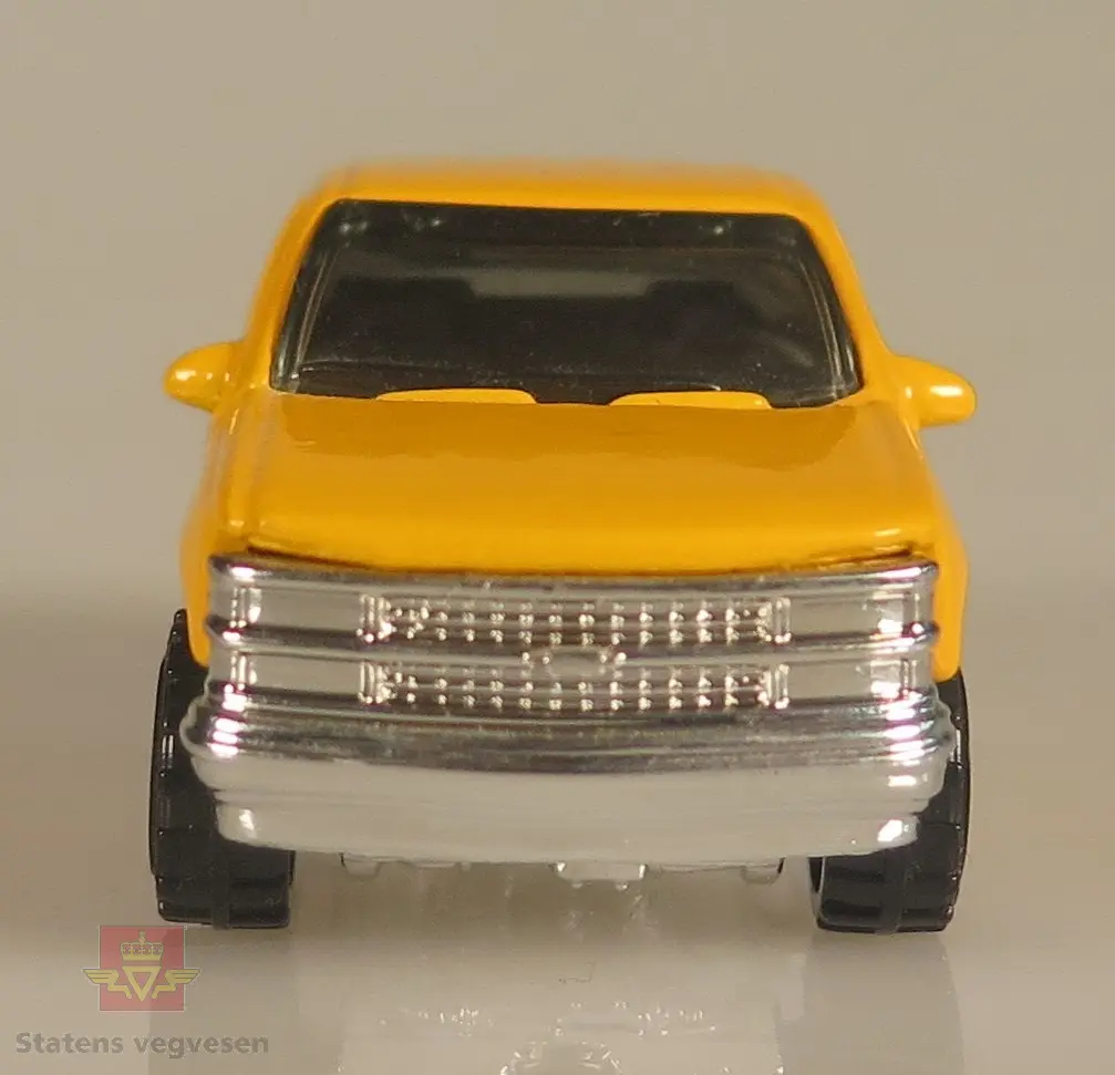 Primært gul modellbil laget av metall. Skala: 1:67