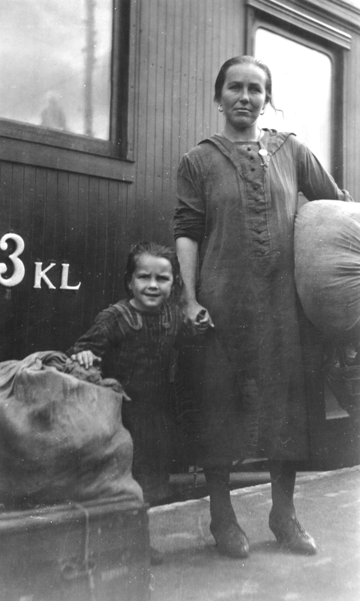 Svenskbybornas ankomst med tåg till Jönköpings station den 2 augusti 1929. På perrongen står änkan Melitta Knutas, född Felsing, med sin dotter.