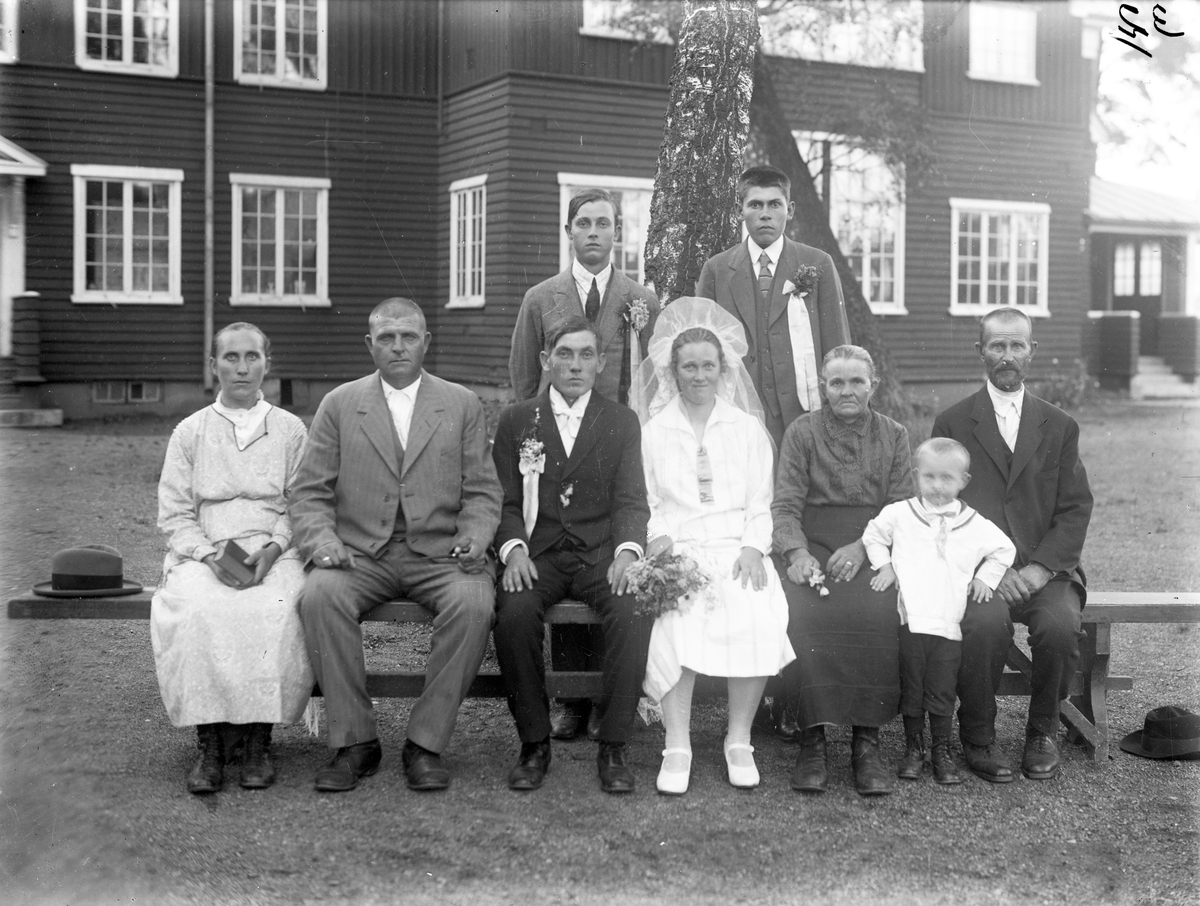 Gustav Johansson Albers och Lydia Andreasdotter Annas med gäster utanför Stugan i Stadsparken. Efter ankomsten till Jönköping 1929 var det några av svenskbyborna som ingick äktenskap.