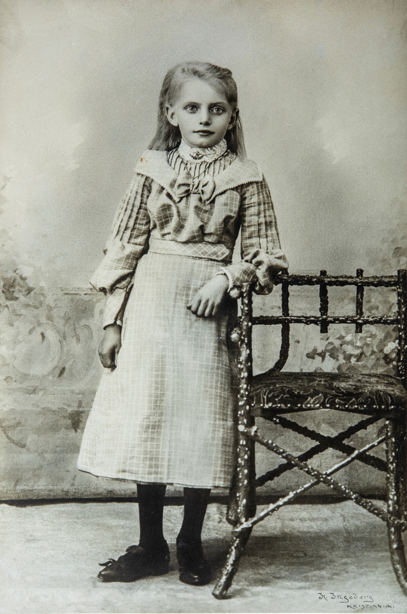 Pike, jente, Olea Tomter, foto i studio. Olea Tomter (1893–1908). Datter av Karen f. Imerslund og Martinius Tomter.