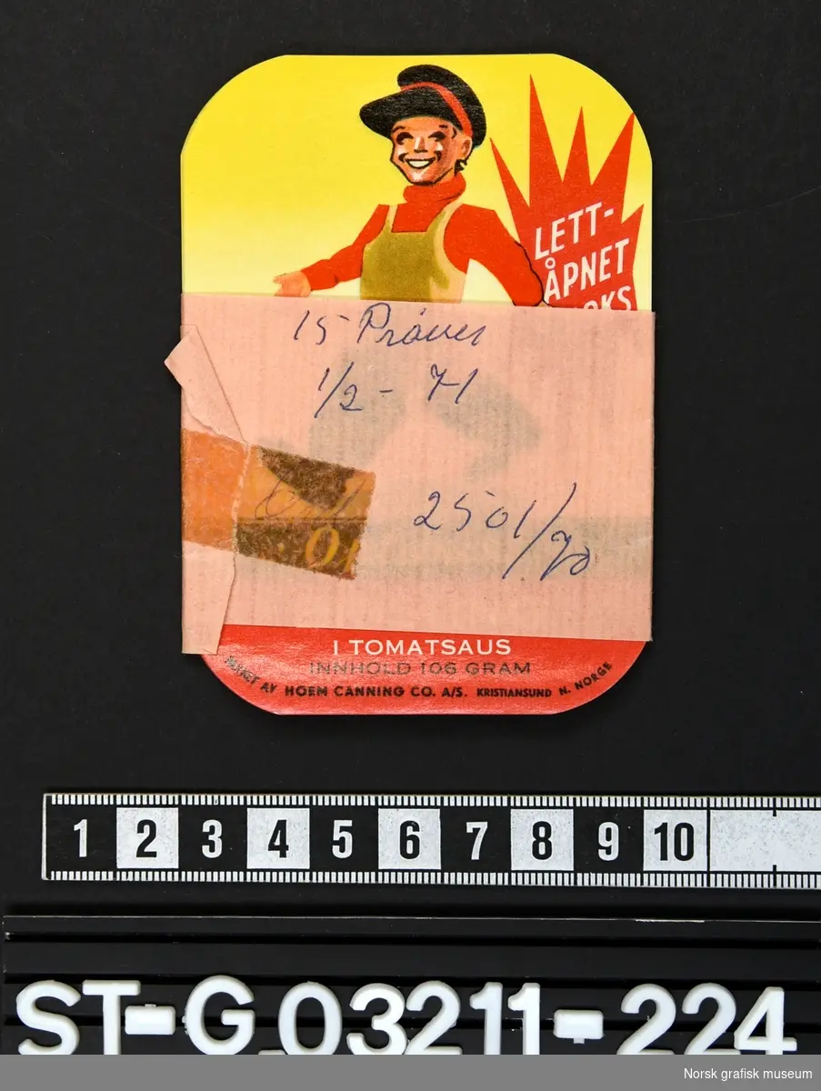 Etiketter med illustrasjon av en smilende gutt med rød genser, gule selebukser og sorte støvler, samlet i en bunde med papirbånd rundt.

"Brisling i tomatsaus"
