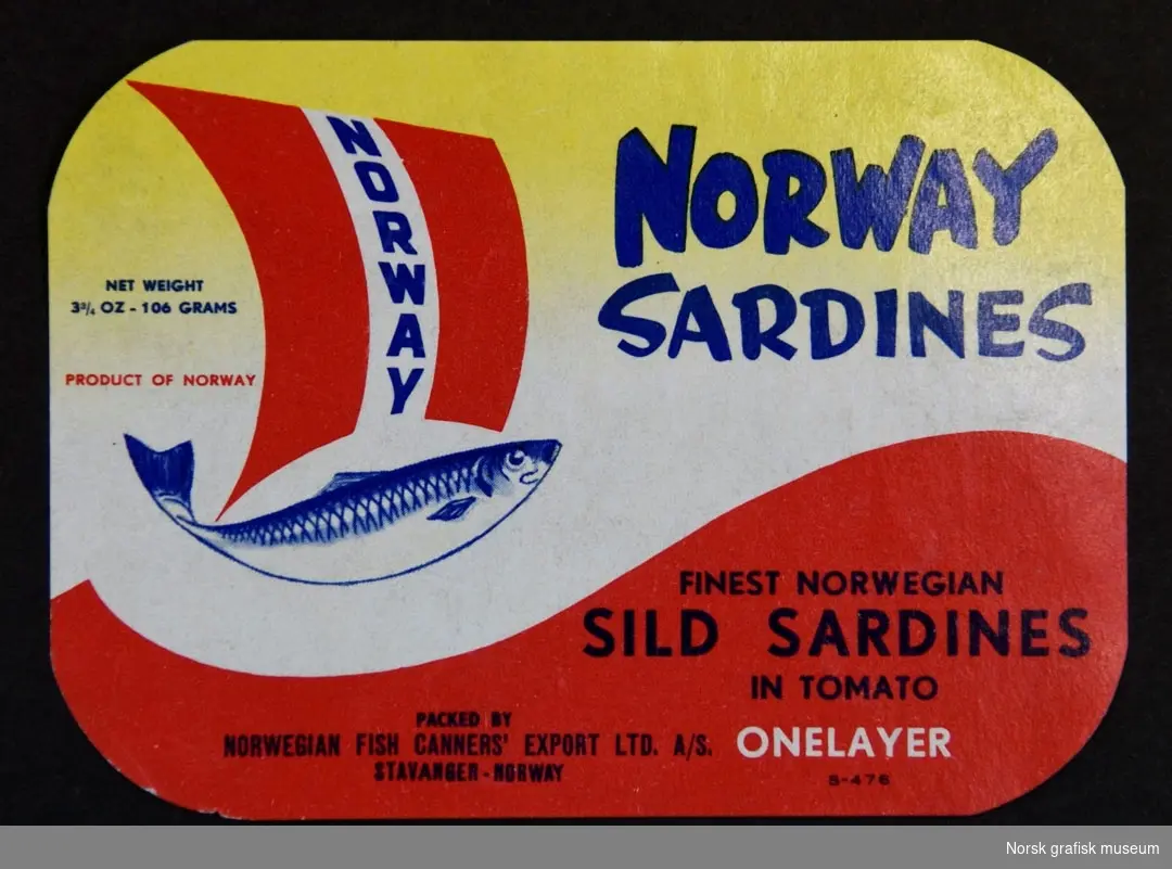 Etikett i gult og rødt, med tekst og detaljer i mørk blå. Sentralt på etiketten er en fremstilling av en sardin med et utspent seil over. 

"Finest Norwegian sild sardines in tomato"
