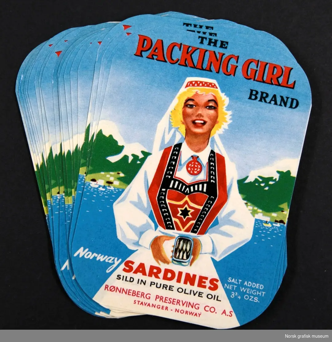 En bunke etiketter med en blond kvinne kledd i bunad som sentralt motiv. 

"Norway sardines sild in pure olive oil"