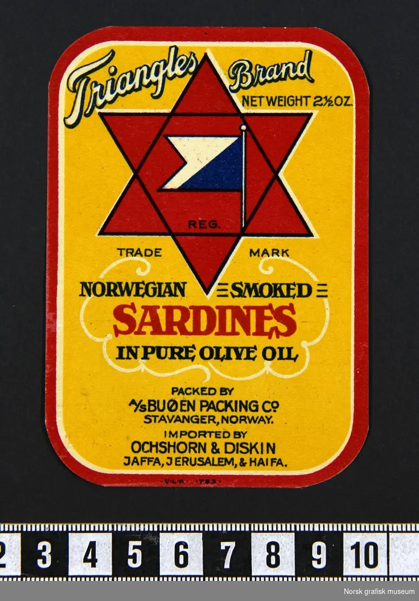 Gule etiketter med detaljer i rødt og sort. Midt på er en fremstilling av en sekskantet stjerne (Davidstjerne) med et (signal-)slags flagg i midten.

"Norwegian smoked sardines in pure olive oil"