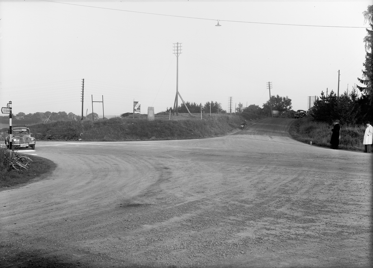 Vaksalapolisen - fyrvägskorsning med vägskyltar mot Gamla Uppsala och Öregrund, Uppland 1951