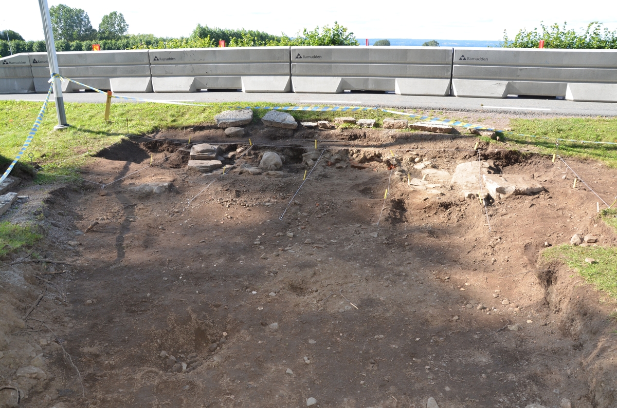 Arkeologiskt undersökningsområde för skolprojektet "Brahes boktryckeri" på Visingsö i Jönköpings kommun och län. I schaktet på bilden syns grundstenar till ett hus.