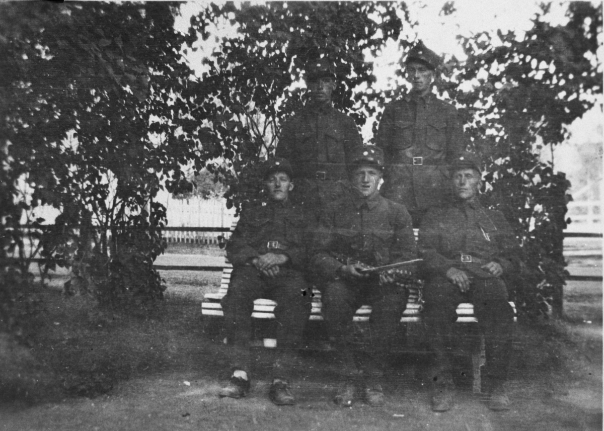 Fem unge menn i uniform