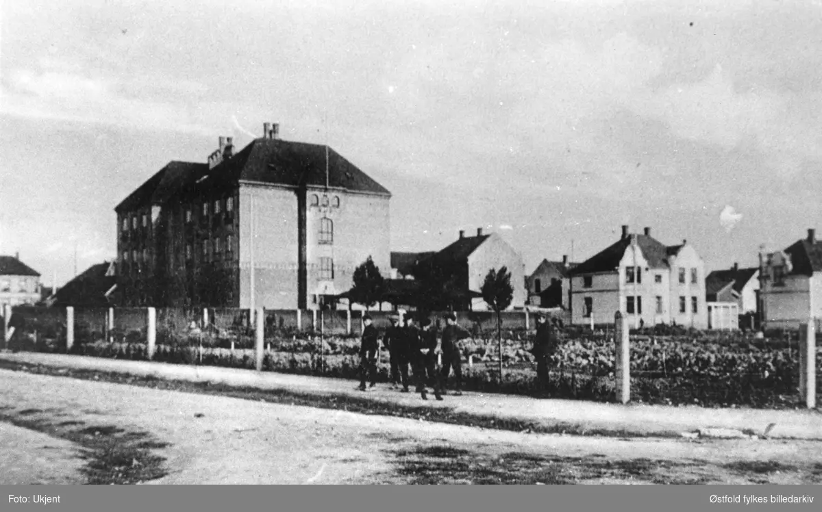 Kirkegata skole i Sarpsborg ca. 1910. Postkort. Bygd 1907.