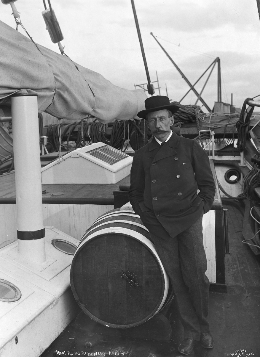 Prot: Amundsen Roald ombord Gjøa 22/4
Konv: Kaptein Amundsen ombord Gjøa