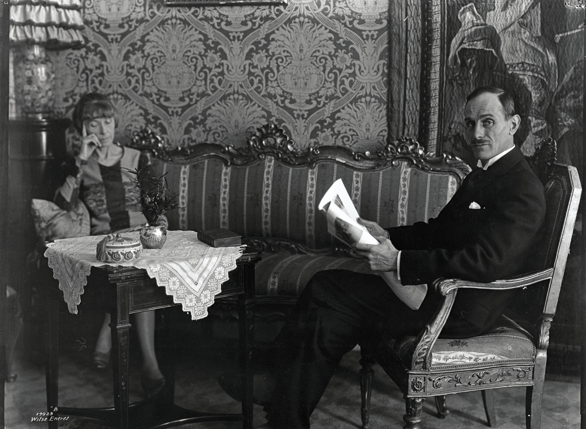 Et par sitter og leser, Den Franske ambassade. Fotografert 1926.