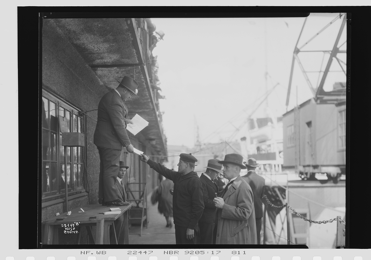 Matros leverer et papir til en mann, Den Norske amerikalinje A/S. Fotografert 1928.