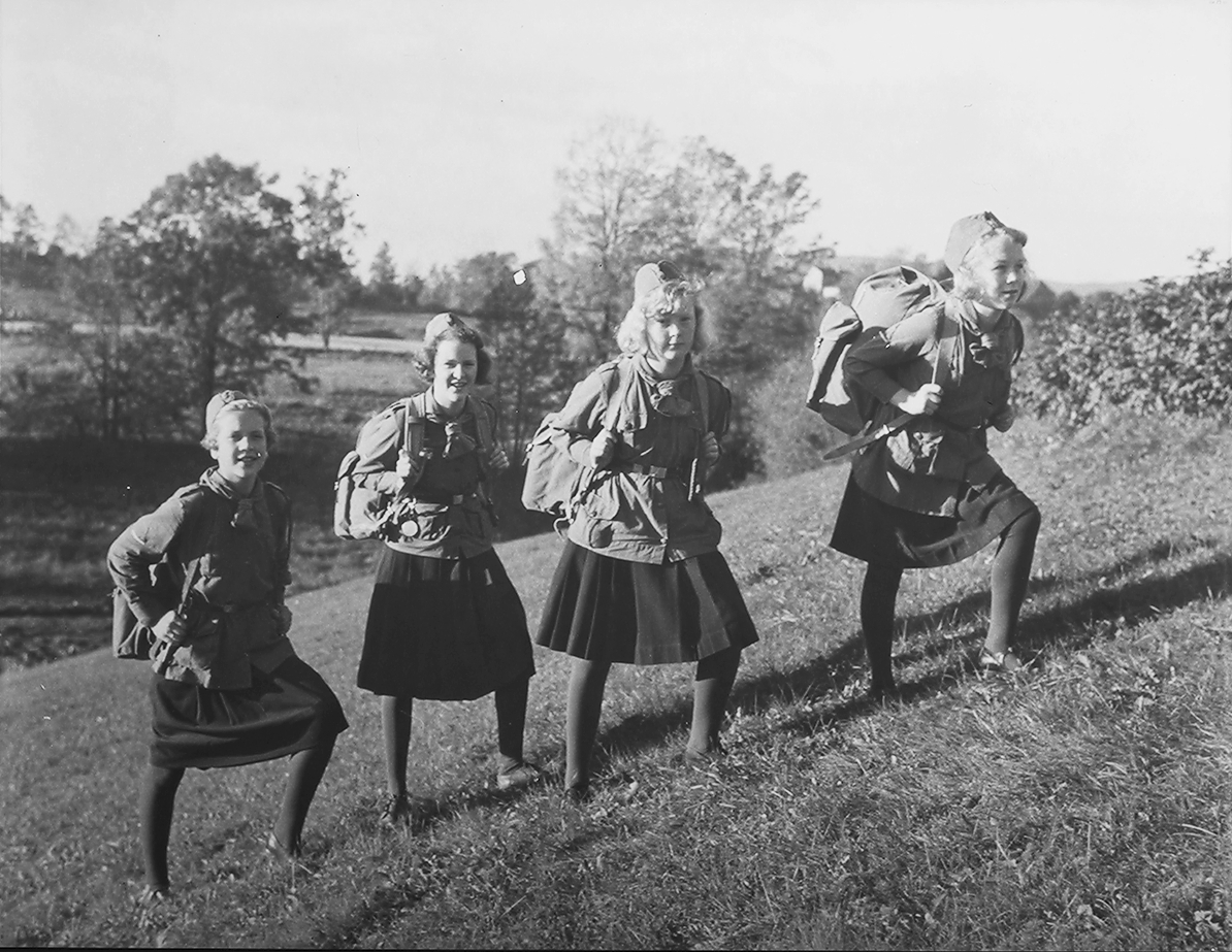 Fire speiderpiker på tur. Fotografert 1939.