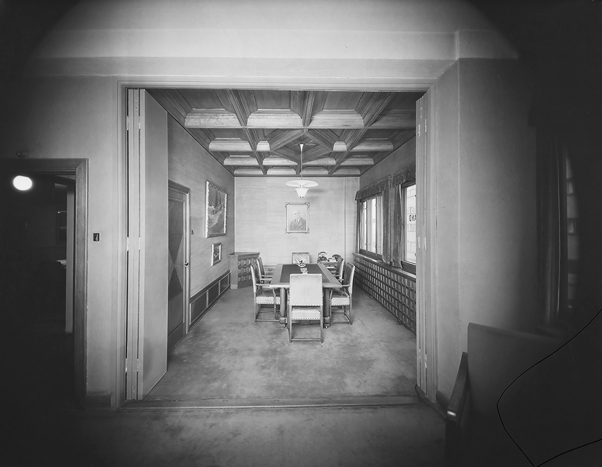 Interiør på et møterom. Fotografert 1939.