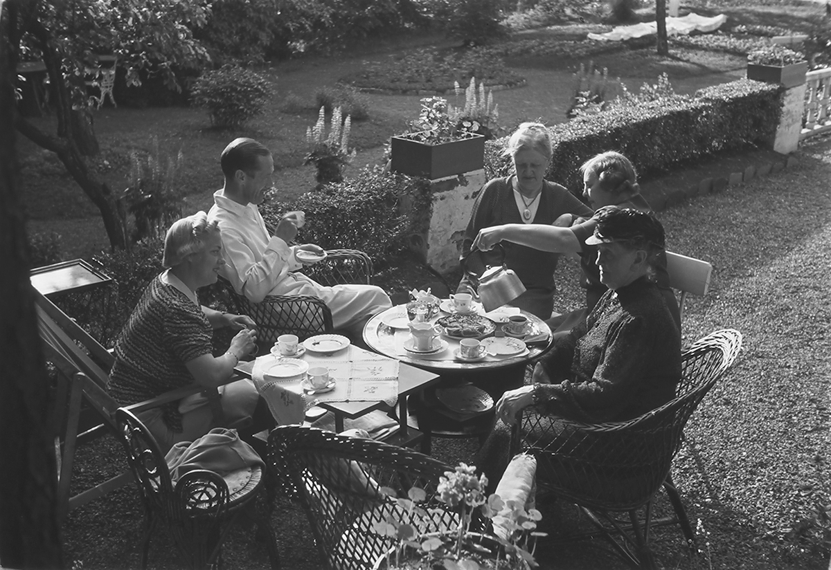 Kaffeselskap i haven. Fotografert 1940.