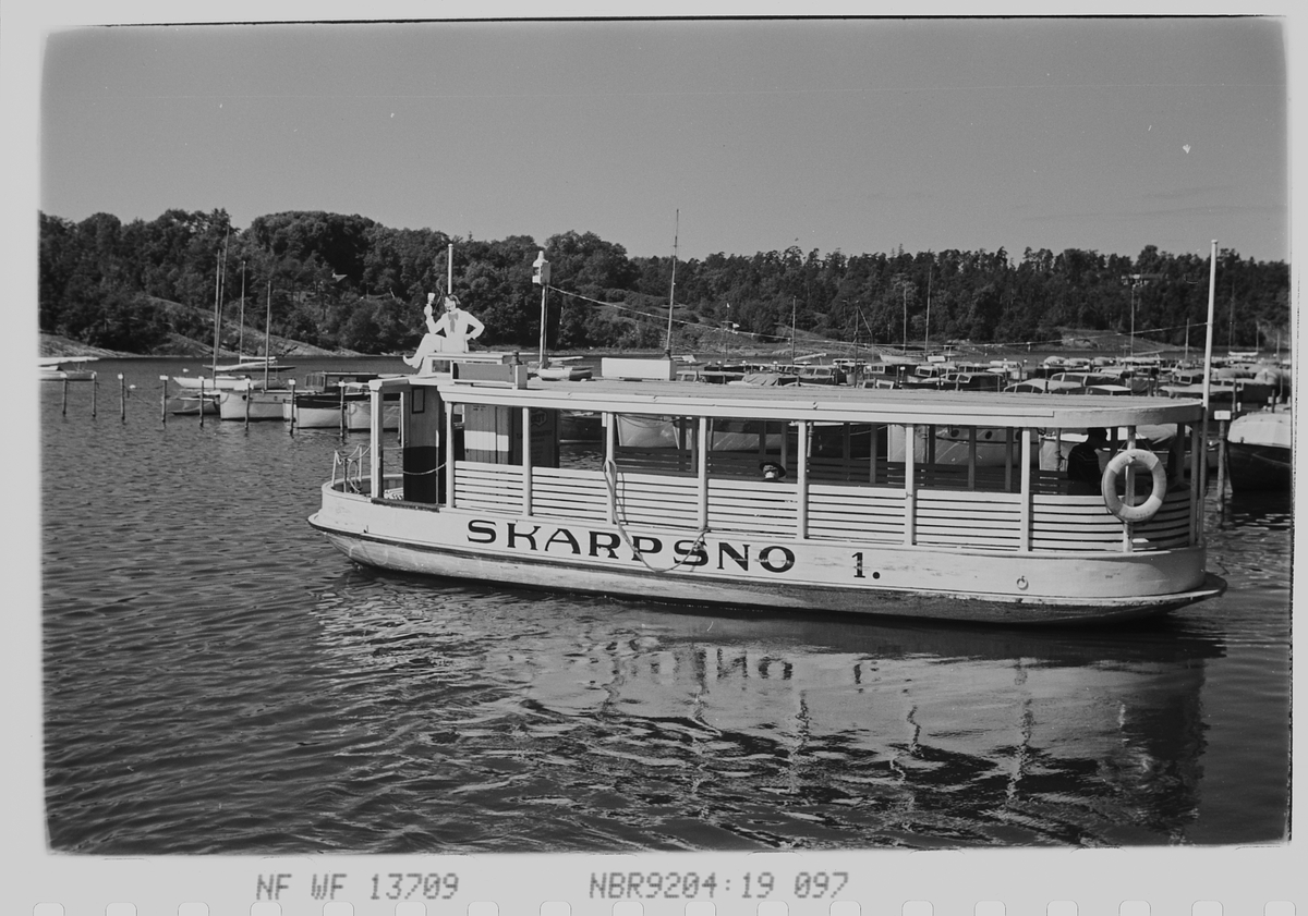 "Skarpsno 1"med reklameskilt for Alf Bjercke maling på taket, forlater fergeleie i Frognerkilen, Skarpsno, Oslo. Fotografert  1940.