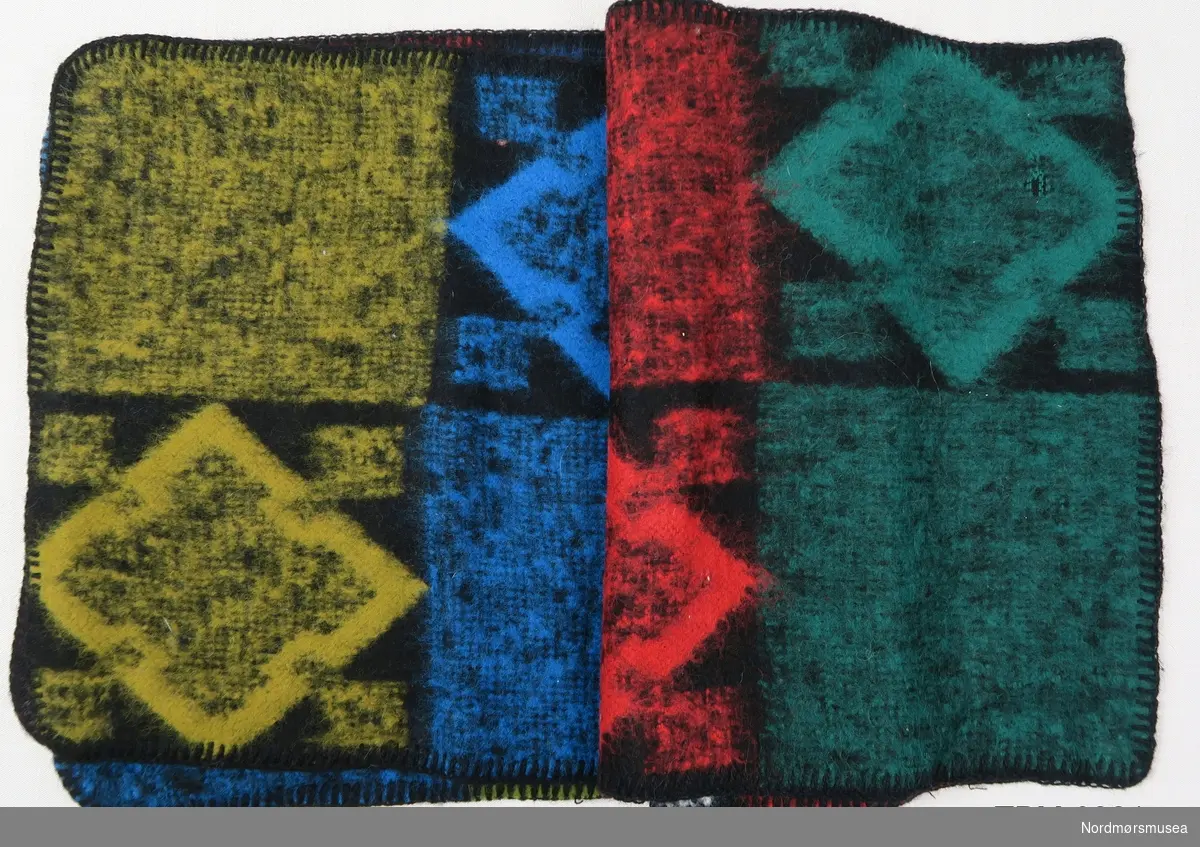 Tre stoffprøvar/ teppeprøvar med ulike mønster og fargar. Ruta med svart mønster.