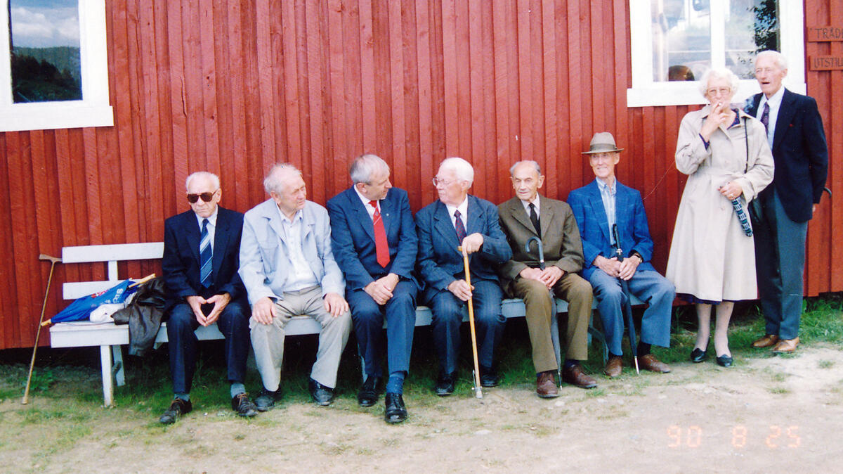 Fra venstre: Oskar Granshagen (1903-1999), lensearbeider fra 1916-1973, Reidar Ekeli (1911-1993), lensearbeider fra 1925-1977, Vidar Amundsen, mangeårig skipper på slepebåten «Isnæs», Arvid Lorentsen, Konrad Pedersen (1903-1992), lensearbeider fra 1915-1973, Helge Bakke (1903-1995), lensearbeider 1915-1973, ordfører i Fet mellom 1960-1971, Solveig Johansen (1916-2014), kokke og dekksmannskap på flere slepebåter i Øyeren fra 1947-1985, Olav «Olaf» Lund (1913-1996), lensearbeider og skipper på «Nøkken» 1920-30-årene frem til 1985. Foto: Per Emil Berg (Foto/Photo)