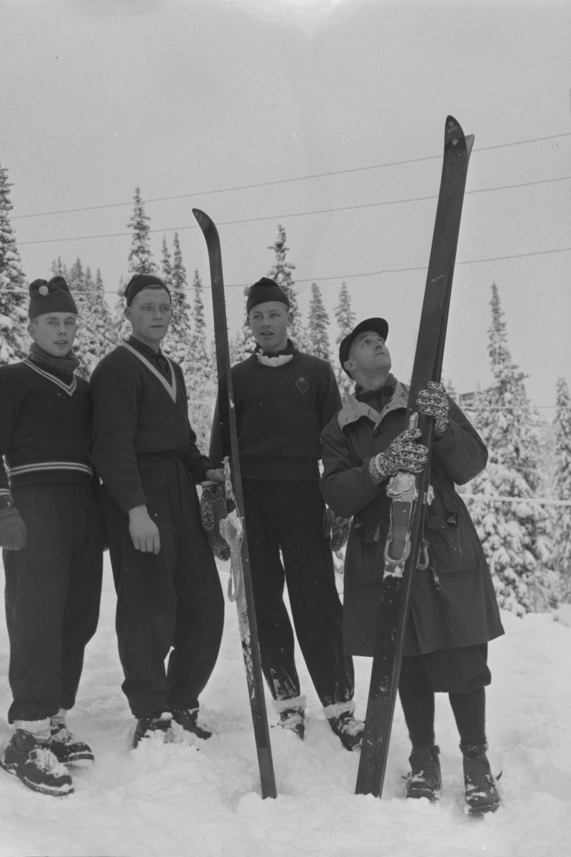 Skihoppere på Skistua etter treningssamling i Vintervannsbakken