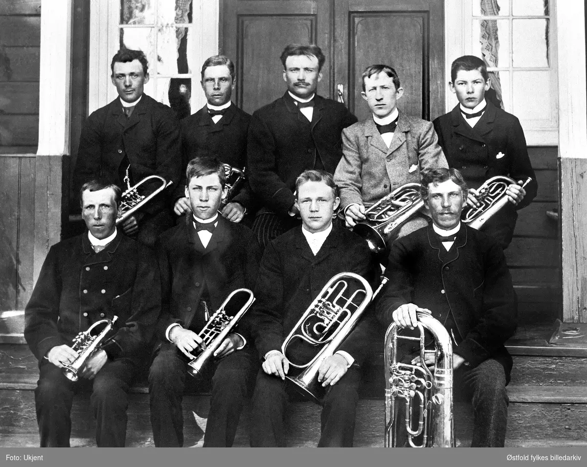 Råde hornmusikk ant. 189-tallet.
Første  rekke fra venstre: 
Nr. 2: Ole Lundeby (far til eier  av fotografi)
Andre rekke: 
Nr. 3: Paul Lundeby.