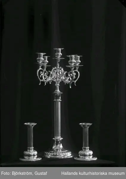 Ateljébild av en kandelaber och två ljusstakar.