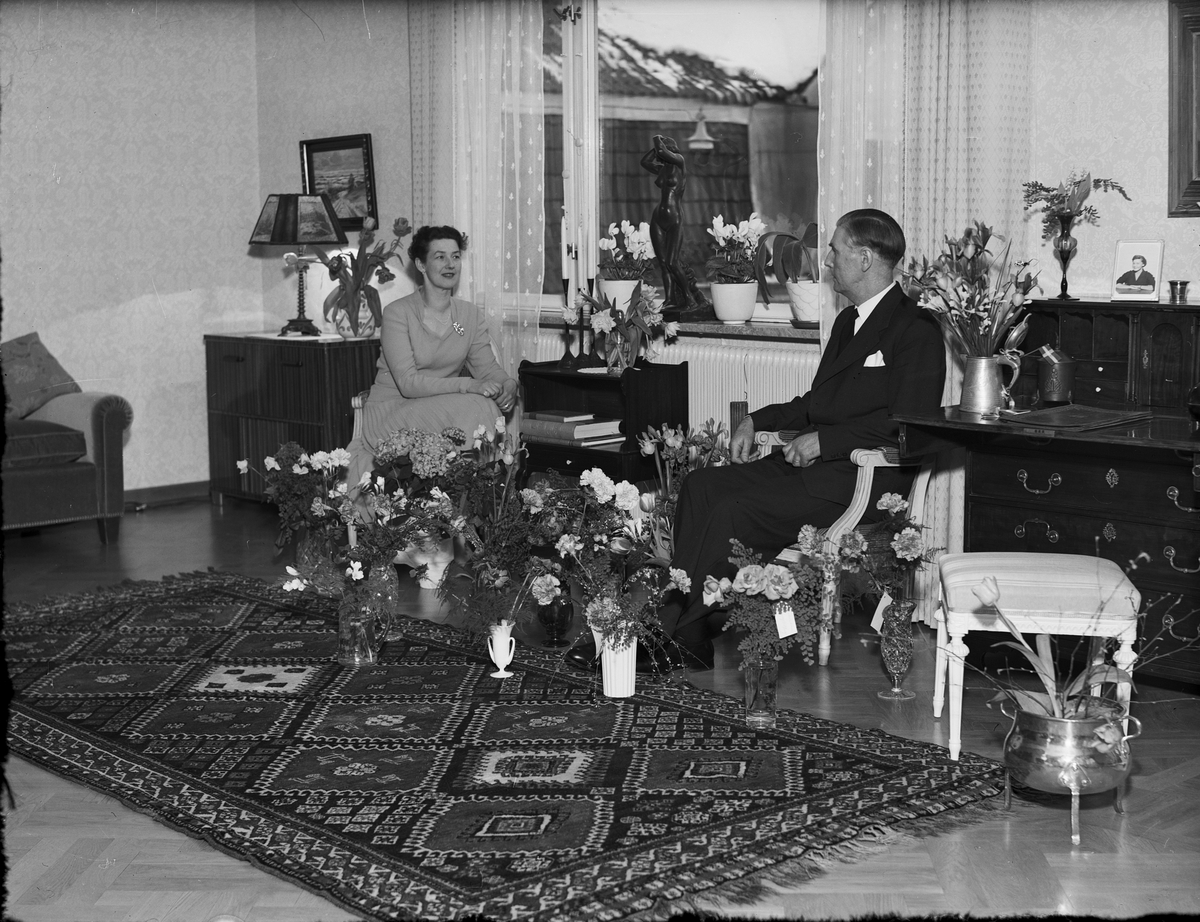 Tandläkare Åsbrink med fru i bostaden omgiven av blommor , Östhammar, Uppland