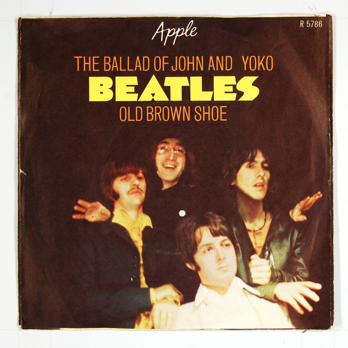 Fotografi av "The Beatles" på coveret. Plateetiketten viser et grønt eple på A-siden og et delt eple på B-siden.