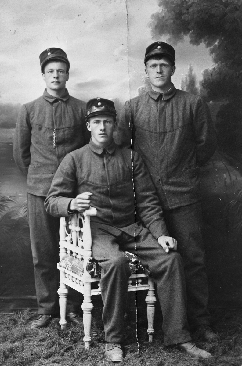 Portrett av tre unge karer i uniform