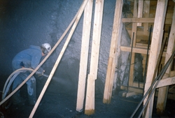 Anleggsarbeid for kraftverket på Kistefoss. Mann med kjeledr